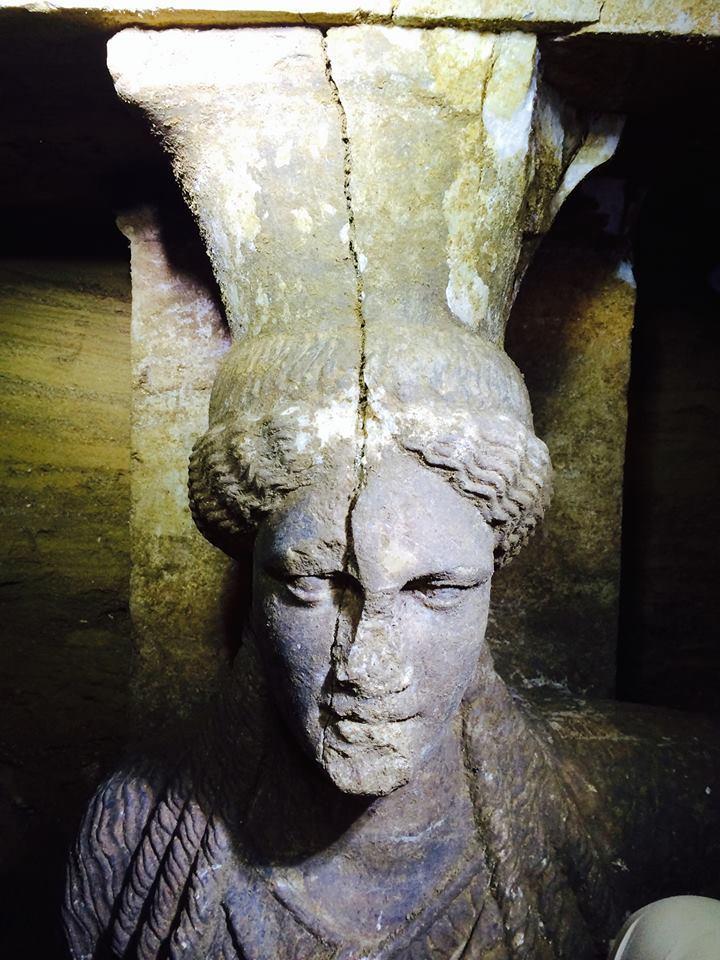 Νέοι ισχυρισμοί: Τα αγάλματα είναι Κλώδωνες και ο Τάφος ανήκει στην Ολυμπιάδα